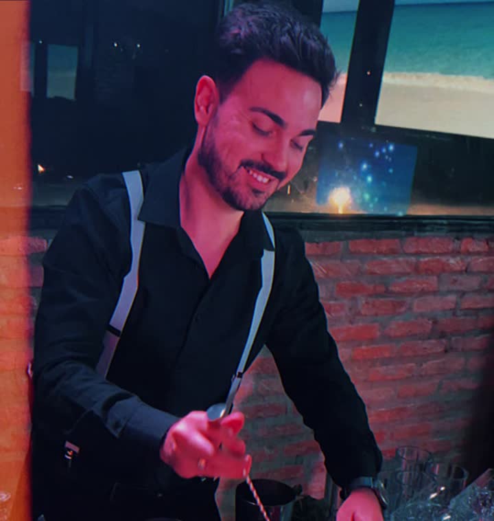 Bartender da Chapa Drinks preparando drinks em evento