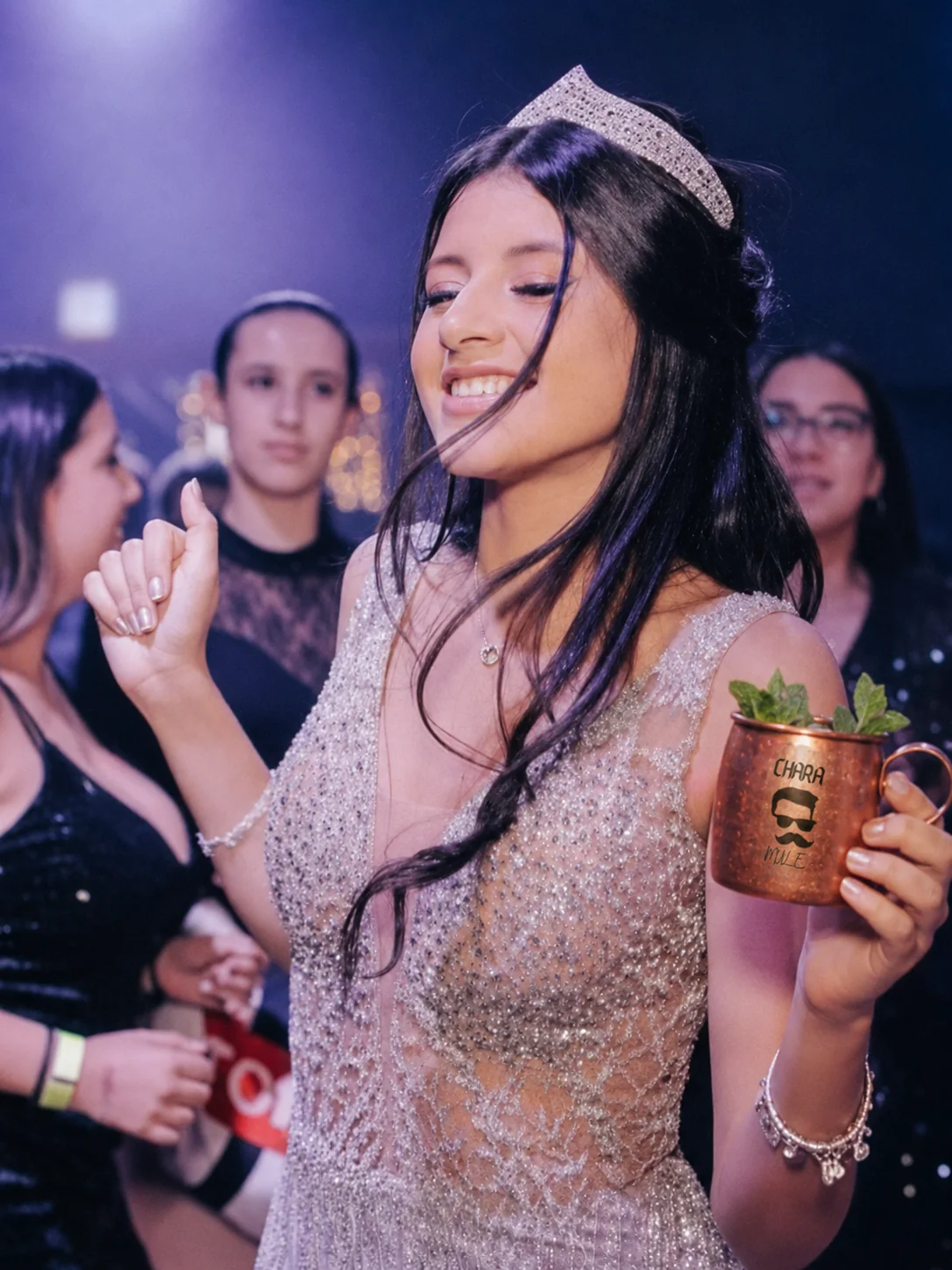 Debutante segurando drink da Chapa Drinks em festa de 15 anos