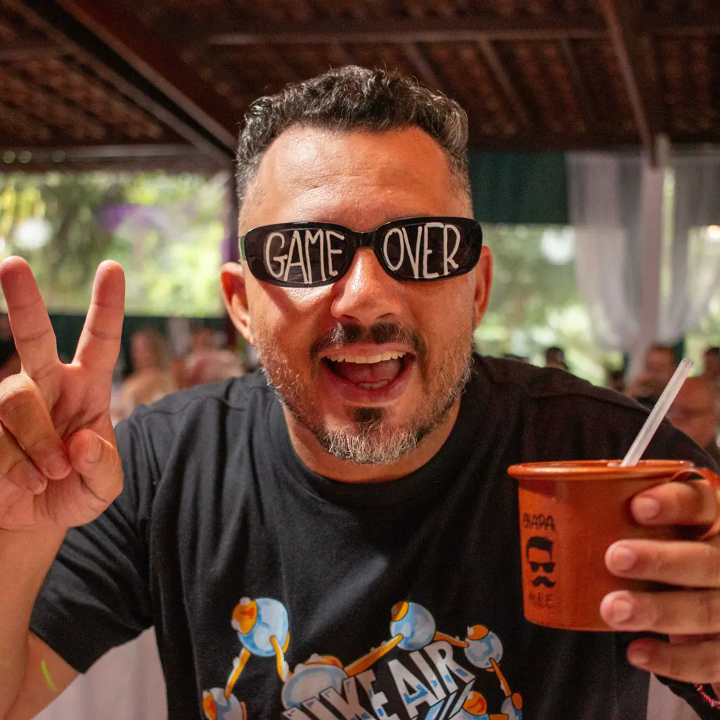 Convidado em aniversario com caneca de Moscow Mule da Chapa Drinks