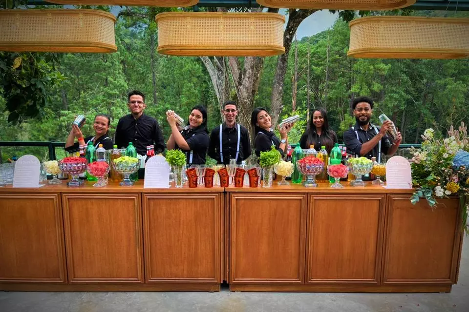 Estrutura de bar pronta para festa com drinks e atendimento